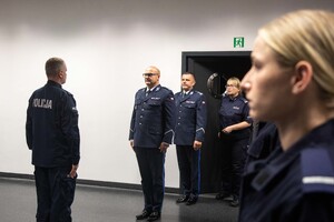 Młodszy inspektor Paweł Krauz przyjmuje meldunek od policjanta.