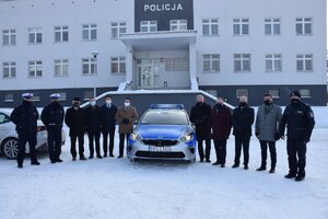 zdjęcie grupowe przy nowym radiowozie