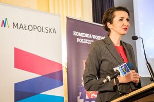 osoba przemawiająca na ambonie