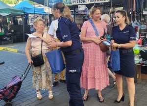 policjantki podczas rozmów z seniorkami