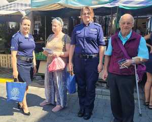 pamiątkowe zdjęcie policjantek z Seniorami