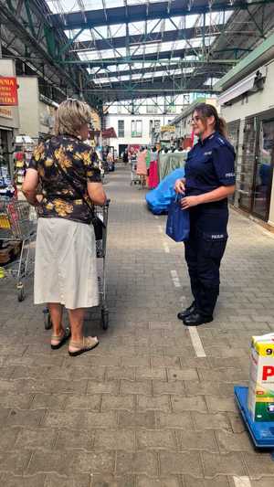 policjantka podczas akcji profilaktycznej z seniorką