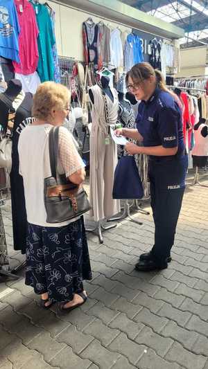 policjantka wręcza ulotki seniorce