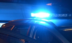 policyjne sygnały świetlne w nocy