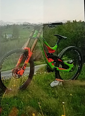 zdjęcie roweru na tle gór