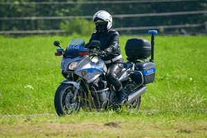 policjant jedzie motocyklem