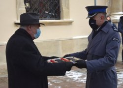 Prezydent Miasta Krakowa przekazuje kluczyki do radiowozów na ręce komendanta miejskiego