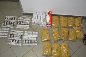 Proszowiccy policjanci zabezpieczyli 34 kartony z nielegalnymi papierosami oraz 6 kg krajanki tytoniowej.