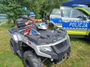 Chłopiec siedzi na policyjnym quadzie