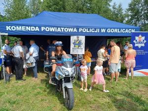 Osoby przy namiocie profilaktyczno-promocyjnym KPP Gorlice