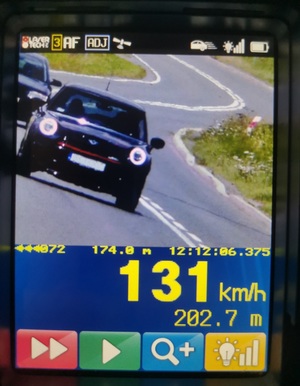 Zdjęcie przedstawiające zarejestrowaną prędkość 131kmh pojazdu marki Mini