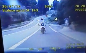 motocyklista uciekający przed radiowozem