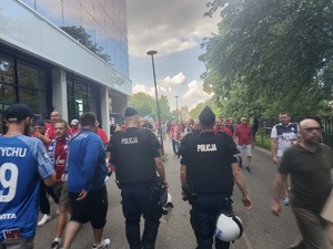 policjanci zabezpieczający przejście kibiców na stadion