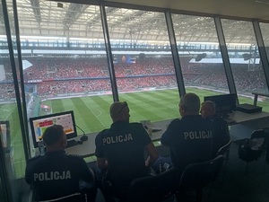 policjanci  zabezpieczający mecz
