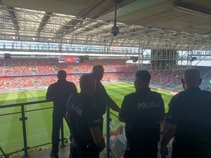 funkcjonariusze  zaabezpieczający mecz