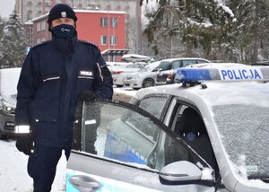 dzielnicowy stoi przy radiowozie