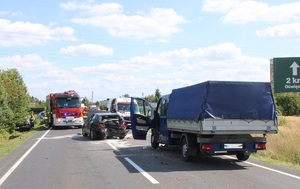 Wypadek drogowy Babice 29.07 rozbite samochody na w tle karetka i wóz straży pożarnej