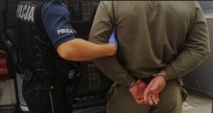 policjant i zatrzymany przy radiowozie