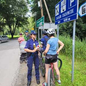 policjantka podczas kontroli rowerzystów