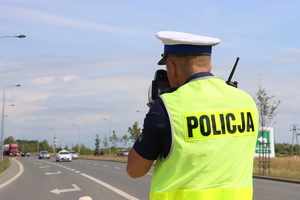 Policjant z radarem w kamizelce