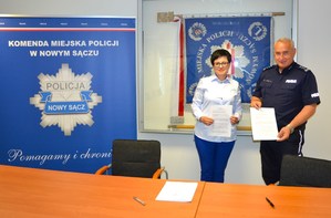 insp. Adam Bukański oraz Pani Iwona Sikorska- podpisanie porozumienia pomiędzy szkołą w Marcinkowicach a KMP w Nowym Sączu