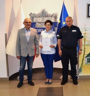 Komendant insp. Adam Bukański, Dyrektor szkoły w Marcinkowicach Pani Iwona Sikorska oraz nauczyciel