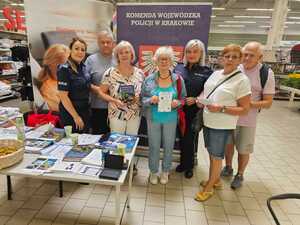 pamiatkowa fotografia uczestników akcji z policjantkami