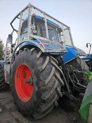 Ciągnik którym operator najechał na niewybuch