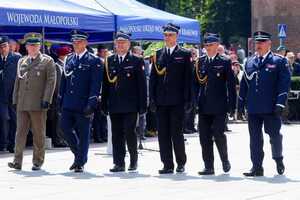 komendanci składaja wieniec