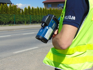 KPP Oświęcim. Policjant z miernikiem prędkości