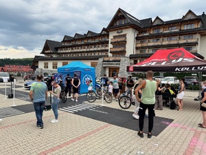 8 uczestnicy festiwalu w poblizu policyjnego stoiska profilaktycznego