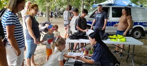 policjantka opowiada dzieciom o służbie w Policji