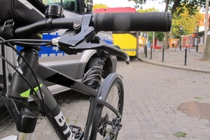 KPP Oświęcim. Wypadek rower radiowóz i autobus na ulicy