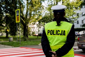 Policjantka Ruchu Drogowego nadzrosująca ruch na przejściu dla pieszych z Agatką