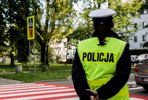 Policjantka Ruchu Drogowego nadzrosująca ruch na przejściu dla pieszych z Agatką