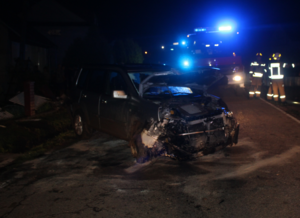 Bochnia. Samochód osobowy uszkodzony w wyniku zdarzenia drogowego. Na zdjęciu widoczny również wóz strażacki i strażacy