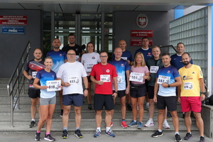 wspólne zdjęcie przed biegiem pod komendą