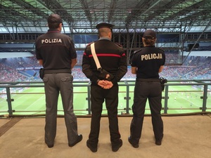 Funkcjonariusze  z Włoch i polska policjantka w trakcie zabezpieczenia na stadionie
