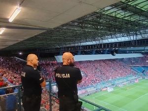 Komandant podinspektor Paweł Jastrząb  i policjant Wydziału Sztab KMP Kraków na stadionie w trakcie meczu