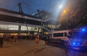 Radiowzozy na tle stadionu