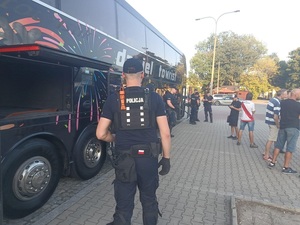 Policjant i autokar z kibicami