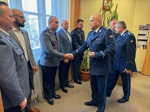 Komendant Paweł Jastrząb  wita się policjantami Komisariatu V