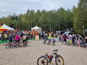 Namioty organizatorów małopolska Tour przy których widac rowerzystów