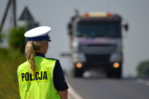 Policjantka Ruchu Drogowego nadrozurjąca ruch przy drodze krajowej.