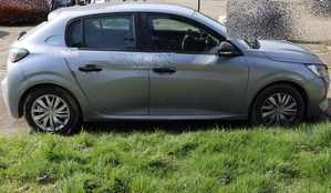 2. srebrny peugeot widok z prawej strony