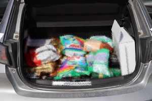 3. produkty spożywcze i chemiczne odnalezione w bagazniku