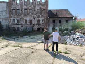 męzczyzna odpowiedzialny za pożar w obiektach Młyna Szancera w asyście nieumundurowanego policjanta