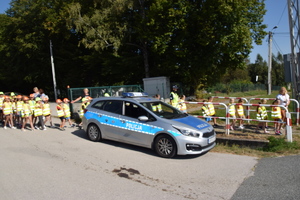 uczniowie przemieszczają sie w pobliże porzejścia dla pieszych