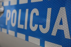 Napis POLICJA na radiowozie