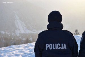 dwóch policjantów patrzy w stronę skoczni w Zakopanem